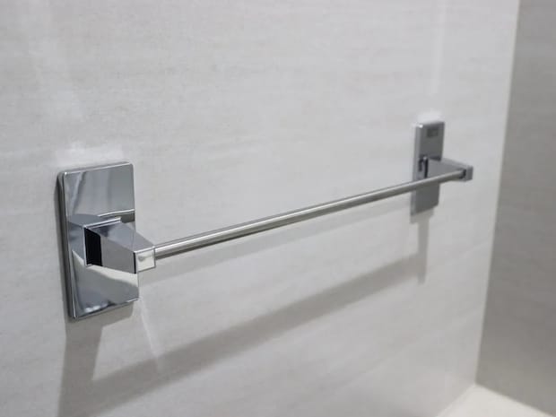 タオルの掛け方を少し変えるだけ？　ずり落ちを防ぐアイディアに「ストレス激減」「これは有益」【家事テク4選】