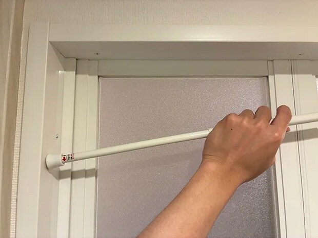手で押し上げる突っ張り棒（撮影：grapeライフハック編集部）