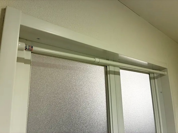 浴室に設置した突っ張り棒（撮影：grapeライフハック編集部）