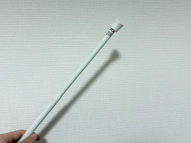 手で持った突っ張り棒（撮影：grapeライフハック編集部）