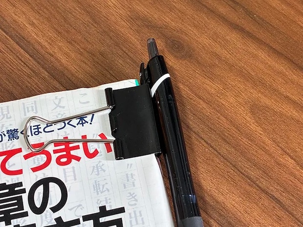 ダブルクリップに引っ掛けたボールペン（撮影：grapeライフハック編集部）