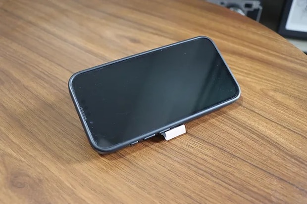 ダブルクリップに立てかけたスマホ（撮影：grapeライフハック編集部）