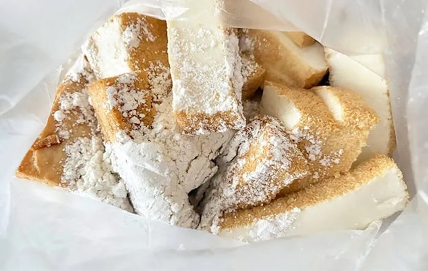 ポリ袋に厚揚げと薄力粉を入れた画像（撮影:エニママ）
