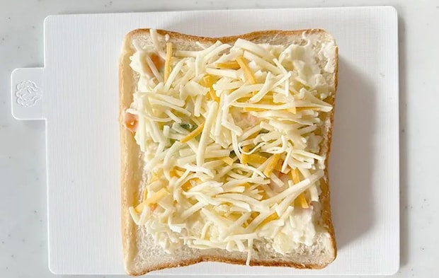 ピザ用チーズをかけた画像（撮影：エニママ）