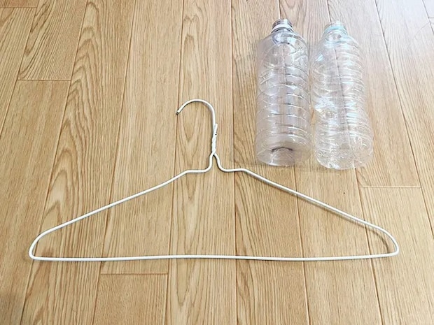 ペットボトルとハンガーの写真（撮影：grapeライフハック編集部）