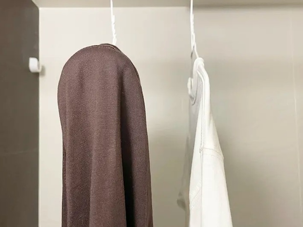 ペットボトルハンガーと普通のハンガーでTシャツを干す様子を横から見た写真（撮影：grapeライフハック編集部）