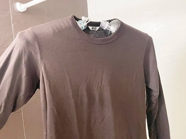 ペットボトルハンガーでTシャツを干す写真（撮影：grapeライフハック編集部）
