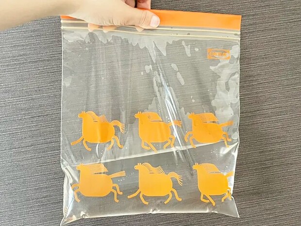 ジッパーつき袋に水を入れた写真（撮影：grapeライフハック編集部）