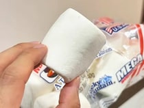 マシュマロをフライパンに押しつけて…　できた簡単おやつに「いつもと違う！」「子供が喜びそう」