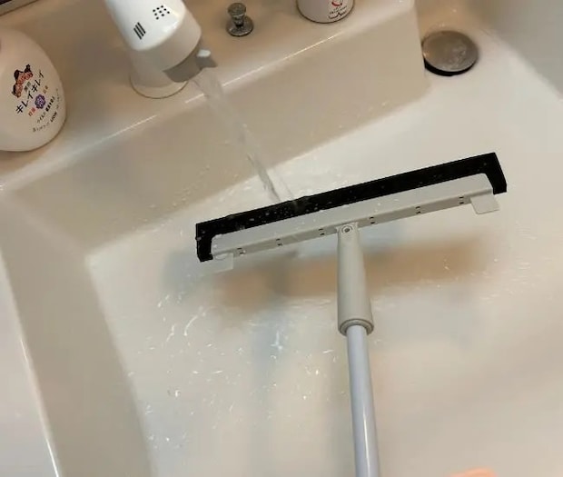 水で洗う様子（撮影：grapeライフハック編集部）