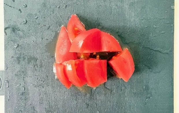トマトをざく切りにした画像（撮影：エニママ）