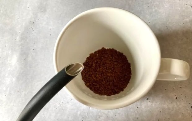 インスタントコーヒーを入れたマグカップの写真（撮影:エニママ）　