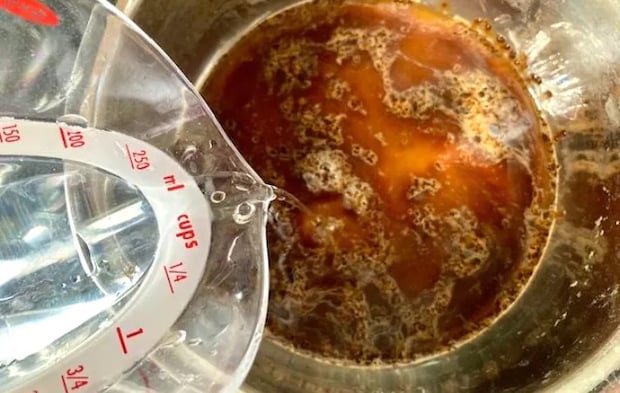 鍋にインスタントコーヒーと水を入れる写真（撮影:エニママ）　