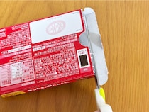 『キットカット』の空き箱を冷蔵庫に設置　賢く使う収納アイディアに「これぞ生活の知恵！」