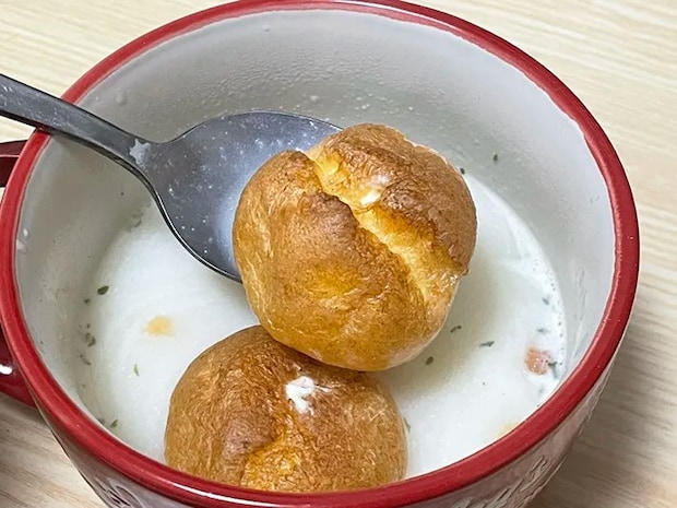 ポタージュスープにシュークリームを入れる写真（撮影：grapeフード編集部）