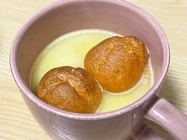 コーンスープにシュークリームを入れる写真（撮影：grapeフード編集部）