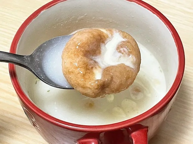 ポタージュスープに浸したシュークリームの写真（撮影：grapeフード編集部）