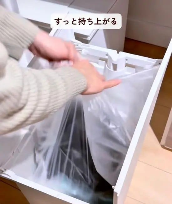 ゴミ袋を交換している様子