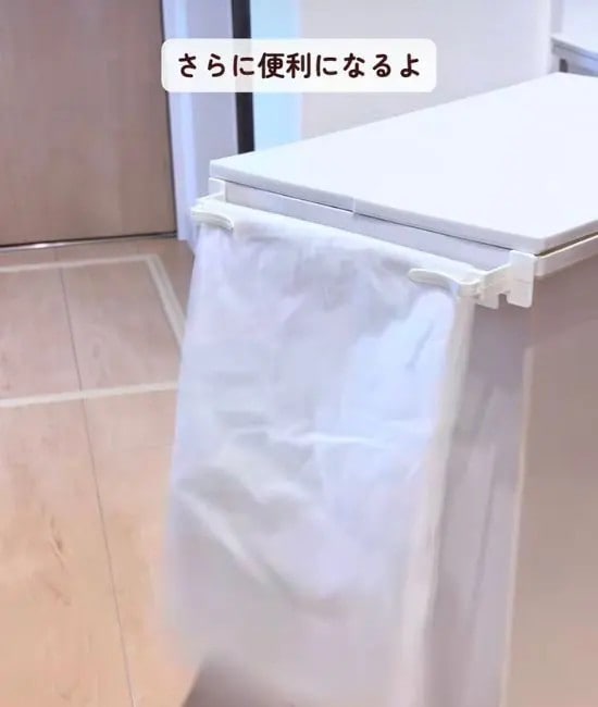ゴミ袋のストックを収納バーに引っかけている様子