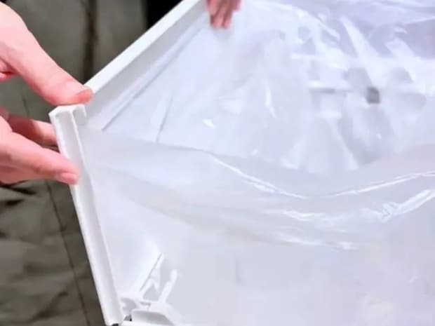 ゴミ箱の蓋裏に『ゲルテープ』を貼ると？　驚きの結果に「めちゃラク」「すぐ真似する」