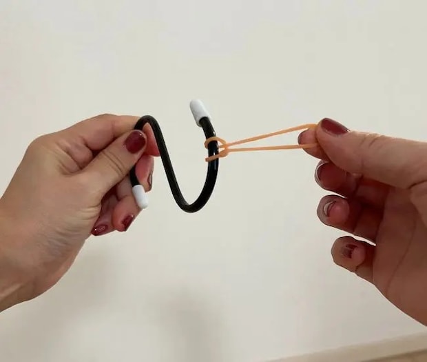 S字フックに輪ゴムを結ぶ（撮影：grapeライフハック編集部）