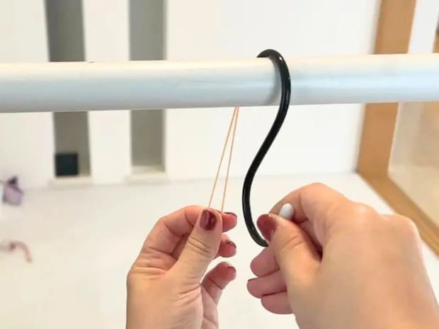 使うのは輪ゴム1本だけ！　S字フックの落下を防ぐ方法に「もっと早く知りたかった」