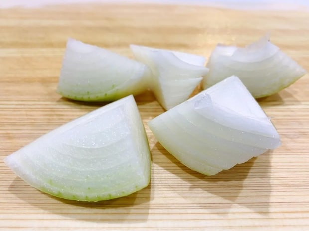 調理前にタマネギを水に浸すだけ！　まさかの変化に「絶対やる」「知らなかった」【下処理テク4選】