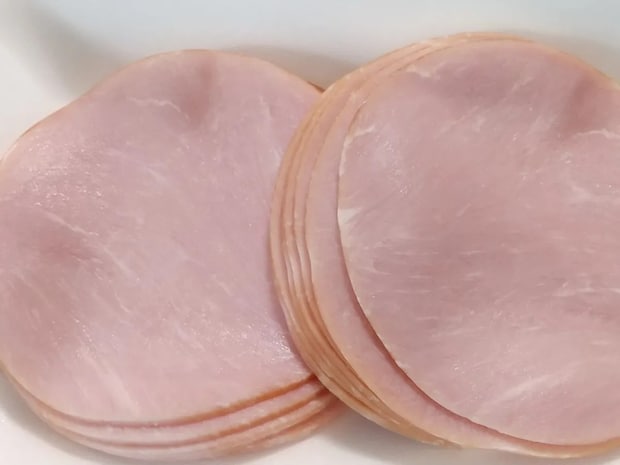 たった『1分』で食卓が華やかに！　空き瓶とハムで作る一品に「めちゃくちゃ賢い」【調理テク4選】