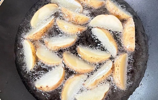 揚げ焼きにしている画像（撮影:エニママ）