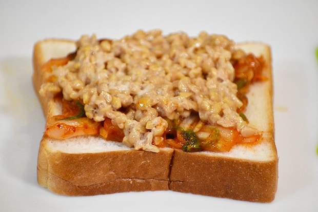 納豆キムチトースト（撮影：grapeフード編集部）