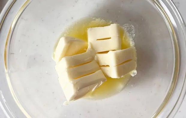 バターをやわらかくした画像（撮影:エニママ）　