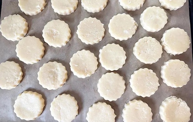 生地を型抜きした画像（撮影:エニママ）　