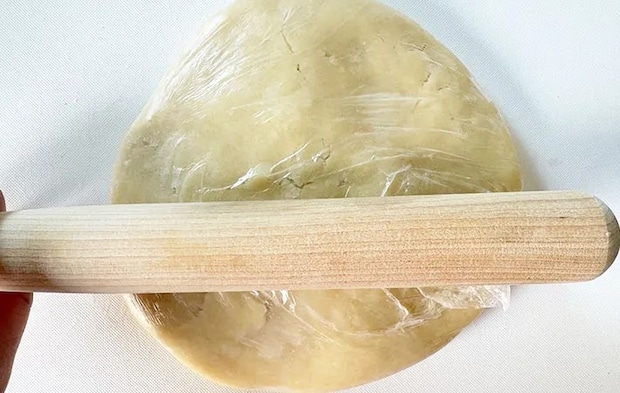 袋の上からめん棒を当てる画像（撮影:エニママ）　