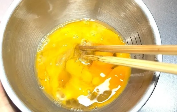 『焼きそば粉末ソース入り玉子焼き』を作る写真（撮影：キジカク）