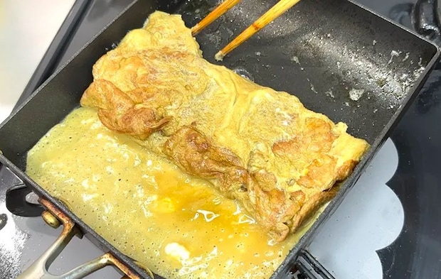 『焼きそば粉末ソース入り玉子焼き』を作る写真（撮影：キジカク）