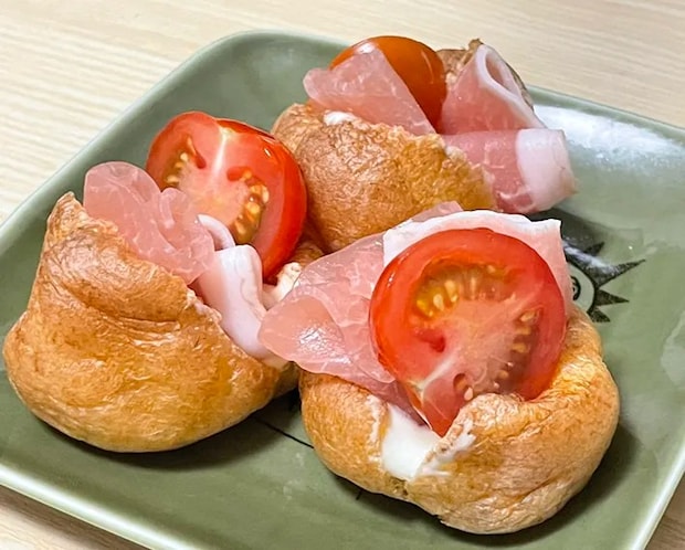 シュークリームに生ハムとプチトマトを挟んだ写真（撮影：grapeフード編集部）