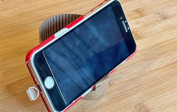 『スタバスリーブのスマホスタンド』の写真（撮影：キジカク）