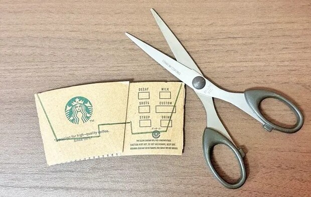 『スタバスリーブとハサミ』の写真（撮影：キジカク）