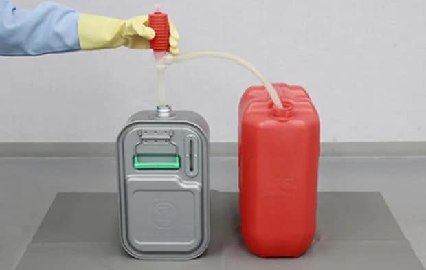 残った灯油を戻している写真