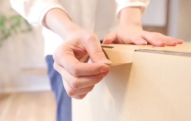 ダンボールを閉じている写真