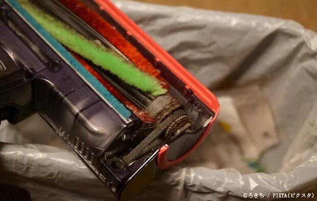 髪の毛が絡まった掃除機のヘッドの写真