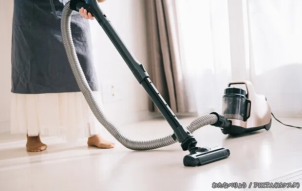 掃除機を使用する人の写真