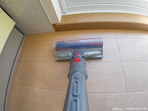 掃除機に絡む髪の毛、正しい取り方は？　吸引力を保つコツをメーカーに聞いた