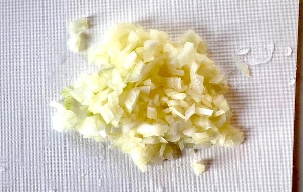 タマネギをみじん切りにした画像（撮影：エニママ）