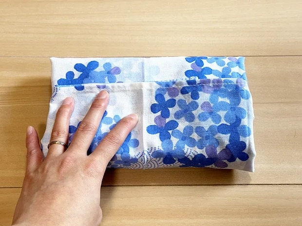 ソフトパックのティッシュを手ぬぐいで包んでいる画像（撮影：grapeライフハック編集部）