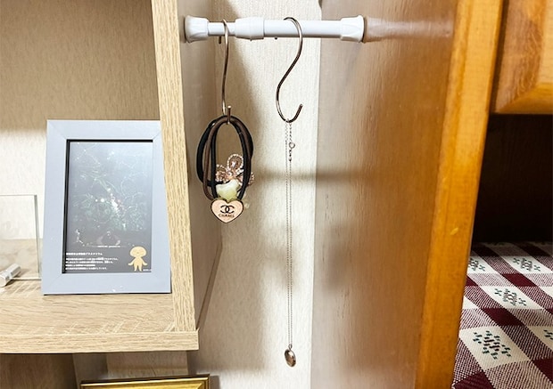 つっぱり棒の使用写真（撮影：grapeライフハック編集部）