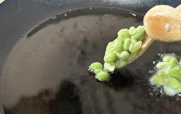 スプーンを使って油に落とす画像（撮影：エニママ）