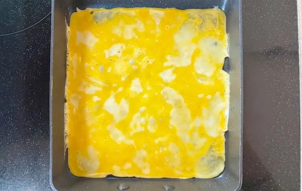 フライパンに卵液を流し入れた画像（撮影：エニママ）
