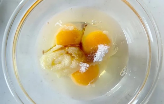 ボウルに卵と調味料を入れた画像（撮影：エニママ）