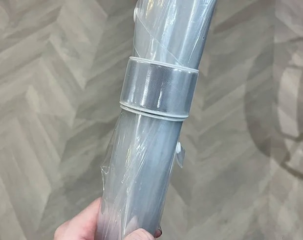 『ワンタッチバンド』でまとめた傘の写真（撮影：grapeライフハック編集部）